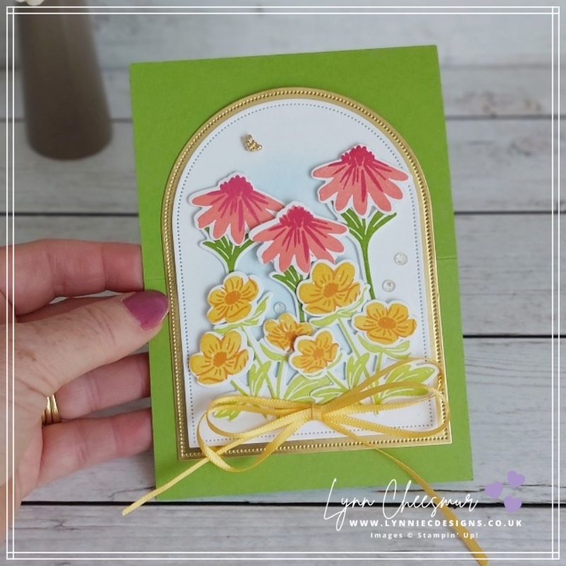 Bright and Bold easel card featuring the Pretty Floral bundle by Stampin' Up! 
